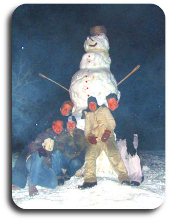 Riesen Schneemann auf den Innerbach Hof im Ahrntal in Südtirol
